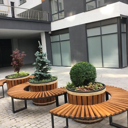 4-Room Jacuzzi Apartment Lviv Eksteriør billede