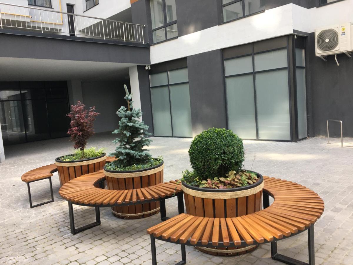 4-Room Jacuzzi Apartment Lviv Eksteriør billede