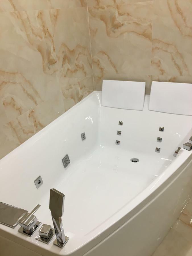 4-Room Jacuzzi Apartment Lviv Eksteriør billede
