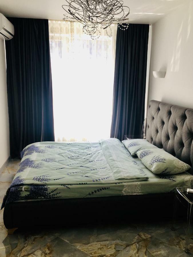 4-Room Jacuzzi Apartment Lviv Eksteriør billede