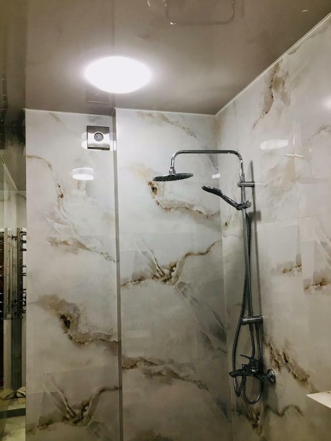 4-Room Jacuzzi Apartment Lviv Eksteriør billede