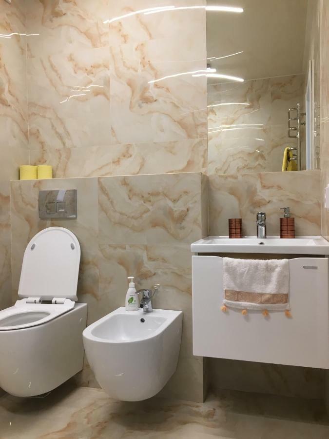 4-Room Jacuzzi Apartment Lviv Eksteriør billede